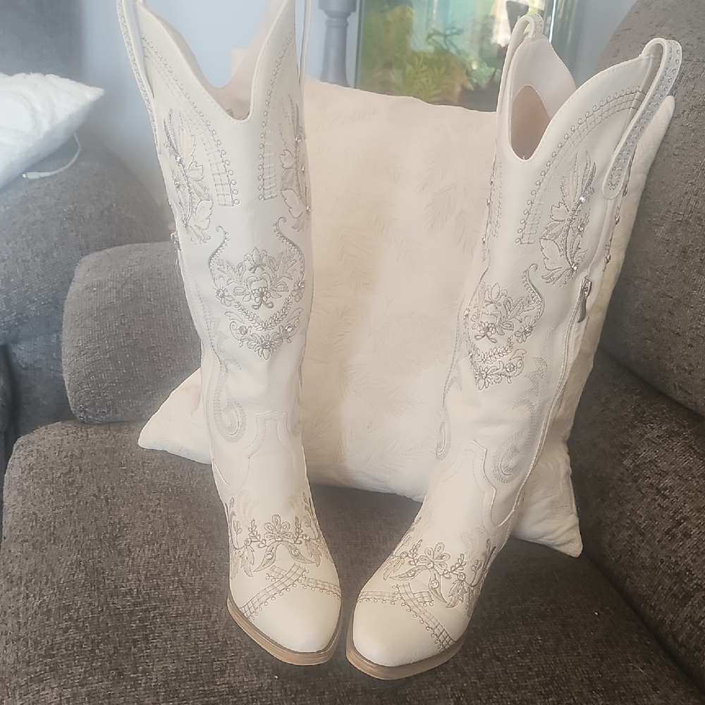 Elegant White Embroidered Women's Boots
